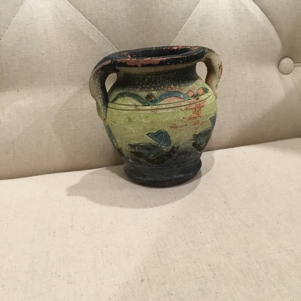 Pottery urn. Southwestern design